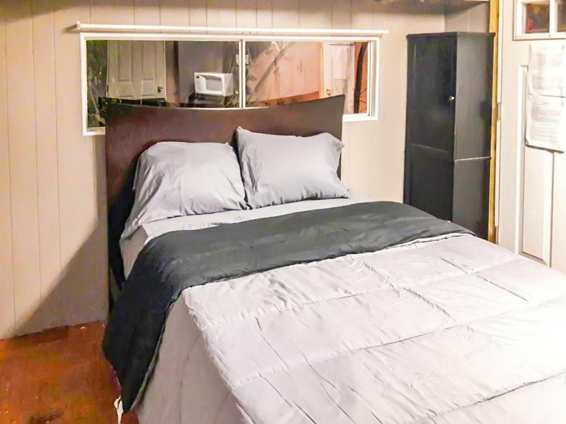 Co-Ed Dorm With Fantastic Patio! Διαμέρισμα Ewing Δωμάτιο φωτογραφία